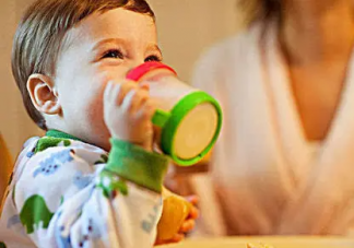 如何正确给宝宝喝水 宝宝一般情况下需要喂水吗
