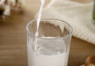 1岁以上的宝宝饮用乳制品要注意什么 2岁的宝宝喝配方奶还是纯牛奶