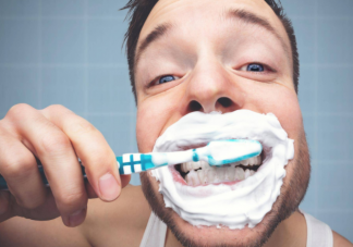 早晨不刷牙就吃东西等于吃细菌吗 一天不刷牙口腔内会滋生多少细菌