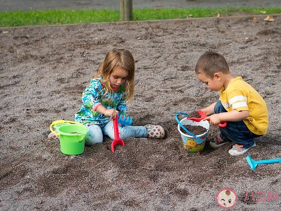孩子|为什么小孩都喜欢玩沙子和水 玩沙子和玩水有什么共通点