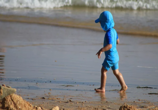 为什么小孩都喜欢玩沙子和水 玩沙子和玩水有什么共通点