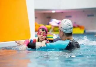 孩子学游泳真的越早越好吗 孩子几岁开始学游泳最好