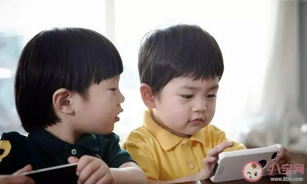 孩子想玩手机到底给不给 为什么孩子爱玩手机
