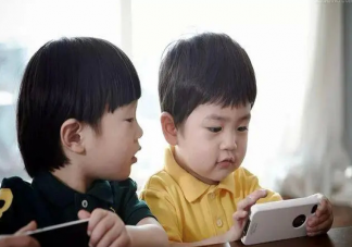 孩子想玩手机到底给不给 为什么孩子爱玩手机