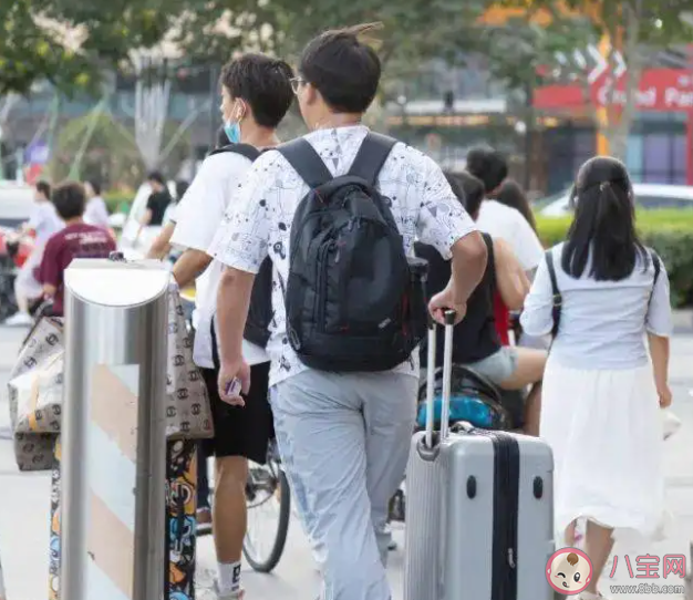 为什么大学生的行李越来越少了 大学生的行李都有些什么