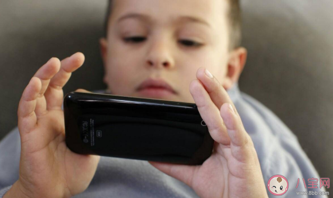 爱玩手机上网的学生是什么样的 家长如何能让孩子乖乖放下手机