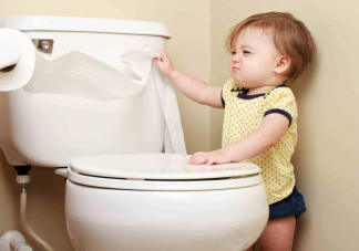宝宝为什么喜欢站着排便 男宝应该训练站着尿尿还是蹲着尿尿