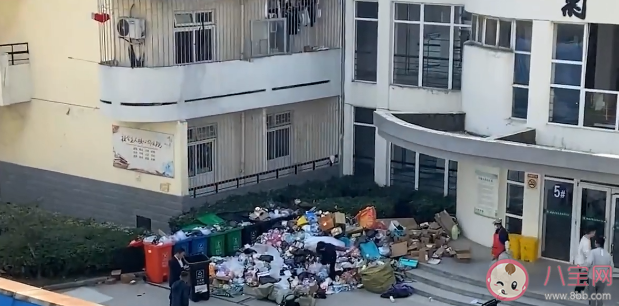 学校查寝男生宿舍外垃圾堆成山 为什么男生寝室很脏乱