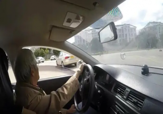 95岁老伯为载老伴学开车已过科目一 60周岁以上考什么驾照