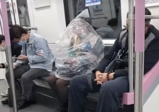 大妈地铁上身体套塑料袋吃香蕉是怎么回事 地铁上能吃东西吗