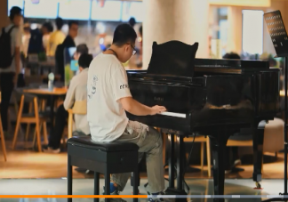北大食堂放了一架钢琴是怎么回事 学钢琴都有哪些好处