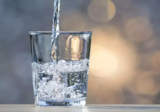 身体饮水不足有什么危害 苏打水微量元素多能代替白开水吗