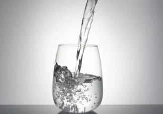 研究称每天八杯水并不适用所有人 到底该如何喝水