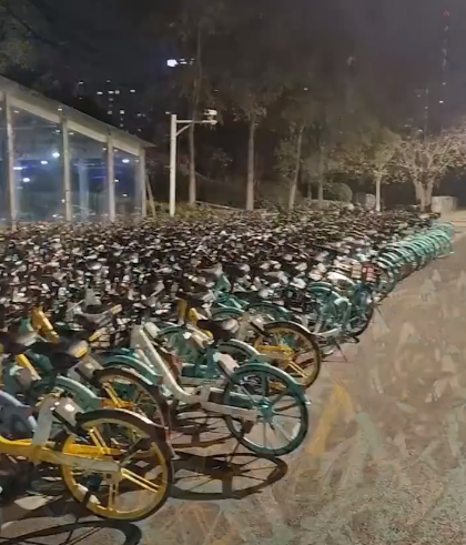 南京一地铁口|南京一地铁口被大量共享单车堵死是怎么回事 共享单车应该如何