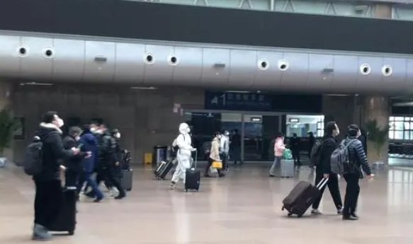 北京西站旅客戴N95不少人穿防护服是怎么回事 日常出行应该如何防护