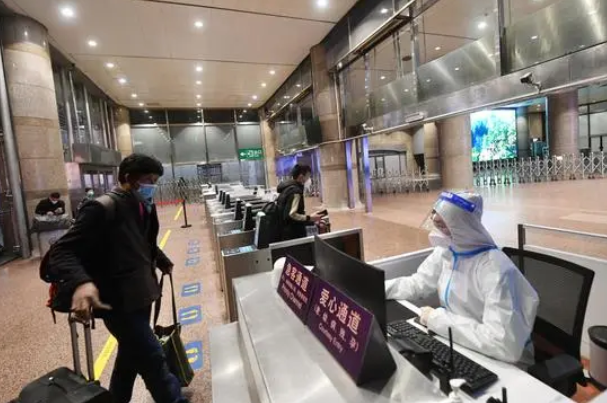 北京西站旅客戴N95不少人穿防护服是怎么回事 日常出行应该如何防护