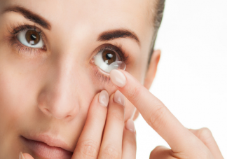 女子连戴10年隐形角膜受损变色 长期戴隐形眼镜对眼睛有什么伤害