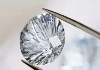 女子10年前买1.8万钻戒如今值180元 钻石为什么是贬值的