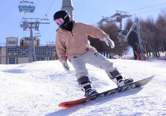 2万元请的滑雪教练不会穿雪鞋是怎么回事 合格的滑雪教练怎么判断
