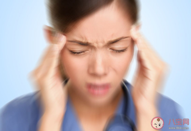女子熬夜躺玩3天手机后眩晕就医 耳石症是什么疾病哪些原因会引发