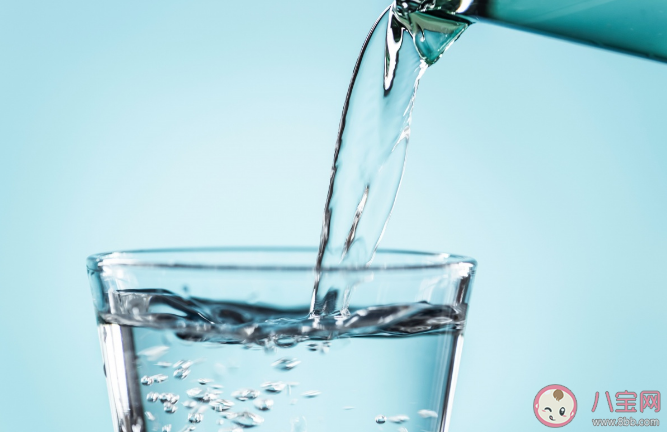 不同的水营养有什么区别 碱性水/富氧水/冰川水等真的对健康有好处吗