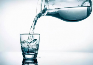 不同的水营养有什么区别 碱性水/富氧水/冰川水等真的对健康有好处吗