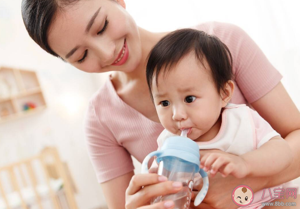 宝宝一边吃饭一边喝水能促进食欲吗 孩子吃饭喜欢喝水有什么影响