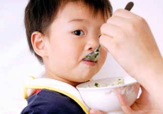 宝宝一边吃饭一边喝水能促进食欲吗 孩子吃饭喜欢喝水有什么影响
