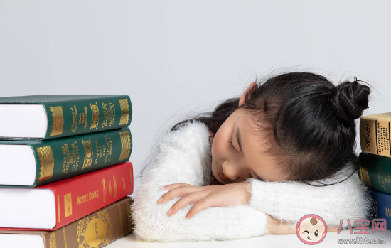 代表建议在中小学推行趴睡变躺睡 趴着睡容易引起哪些健康问题