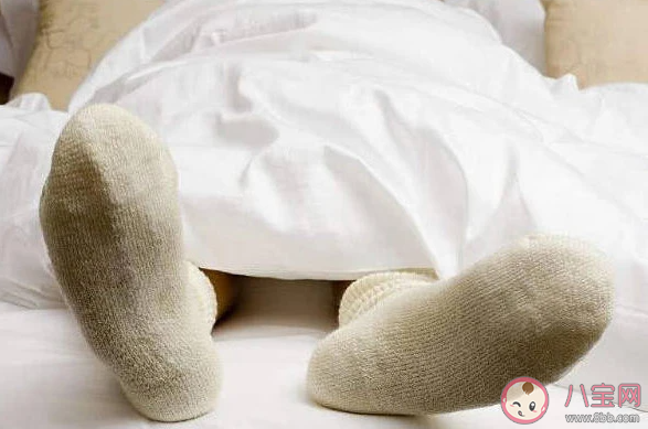 睡觉时穿袜子更容易睡着吗 要不要穿袜子睡觉