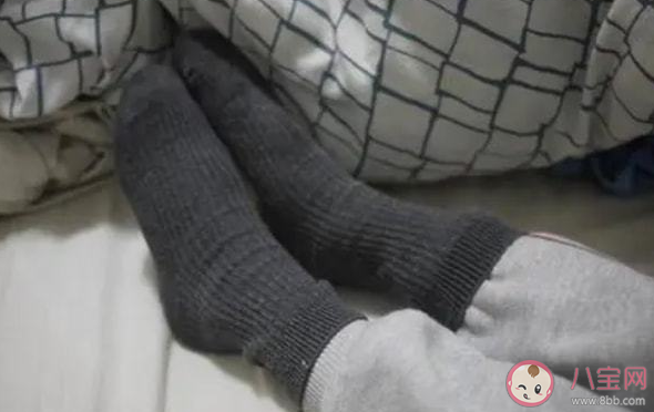 睡觉时穿袜子更容易睡着吗 要不要穿袜子睡觉