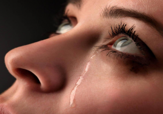迎风流泪是如何发生的 迎风流泪可能是哪些原因引起的