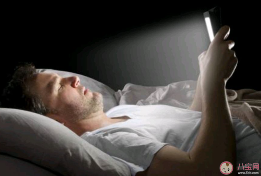 警惕睡眠质量受电子设备影响 睡觉前要不要玩手机