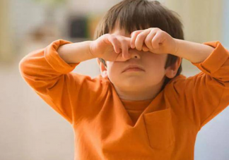 15岁男孩爱揉眼2次揉掉视网膜 经常揉眼会有哪些危害