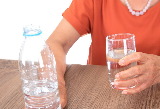 一边吃饭一边喝水容易吃多长胖吗 吃饭时可以适量喝水吗