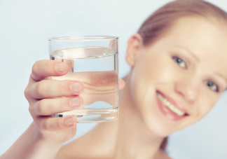 早晨第一杯水应该喝多少 早上喝淡盐水有什么危害