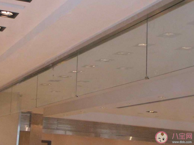 商场天花板上的竖直玻璃板是什么有什么作用 挡烟垂壁安装有什么要求