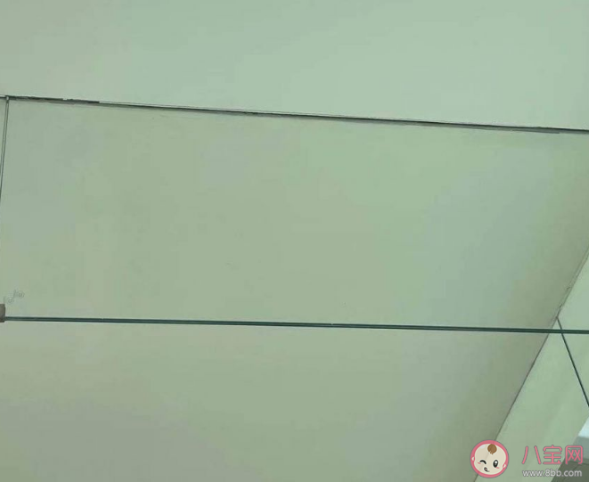 商场天花板上的竖直玻璃板是什么有什么作用 挡烟垂壁安装有什么要求