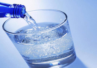苏打水到底是什么水 普通人需要喝苏打水调节体内酸碱平衡吗