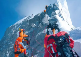 珠峰搬运一具遗体成本或高达7万美元 攀登珠峰有多危险