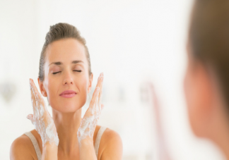 早上洗脸可以只用清水不用洗面奶吗 洗脸洗的是什么