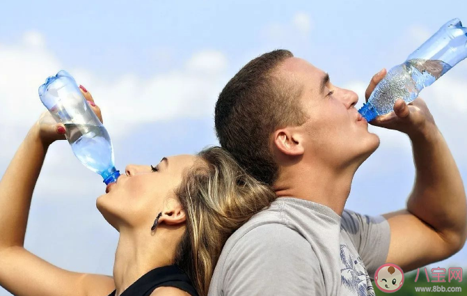 喝水太猛会对身体带来什么伤害 正确喝水记住这4点
