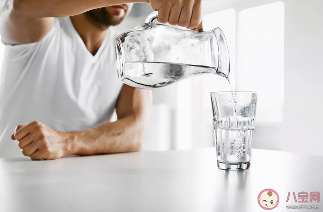 喝水太猛会对身体带来什么伤害 正确喝水记住这4点