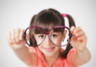 单手摘眼镜会加重近视 近视度数和身高增长有关系吗