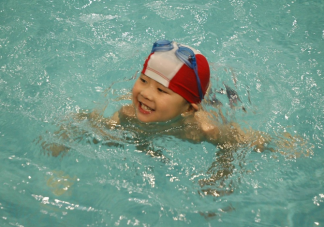 带孩子游泳有哪些注意事项 要警惕隐性溺水