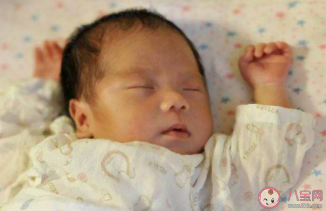 专家称投降式睡姿弊大于利 投降式睡姿是小宝宝的专属吗