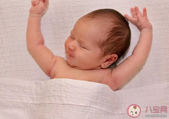 专家称投降式睡姿弊大于利 投降式睡姿是小宝宝的专属吗