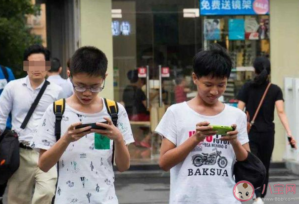 学校应该禁止学生使用手机吗 学生玩手机有何利弊