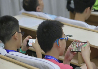 学校应该禁止学生使用手机吗 学生玩手机有何利弊