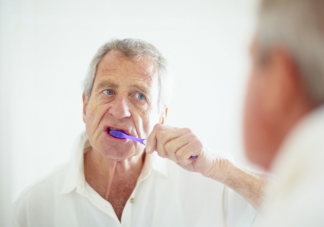 没牙的老年人还需要做口腔清洁吗 假牙也需要每天清洁吗